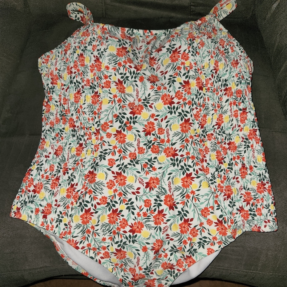 NEW Floral swimsuit with side ruching
